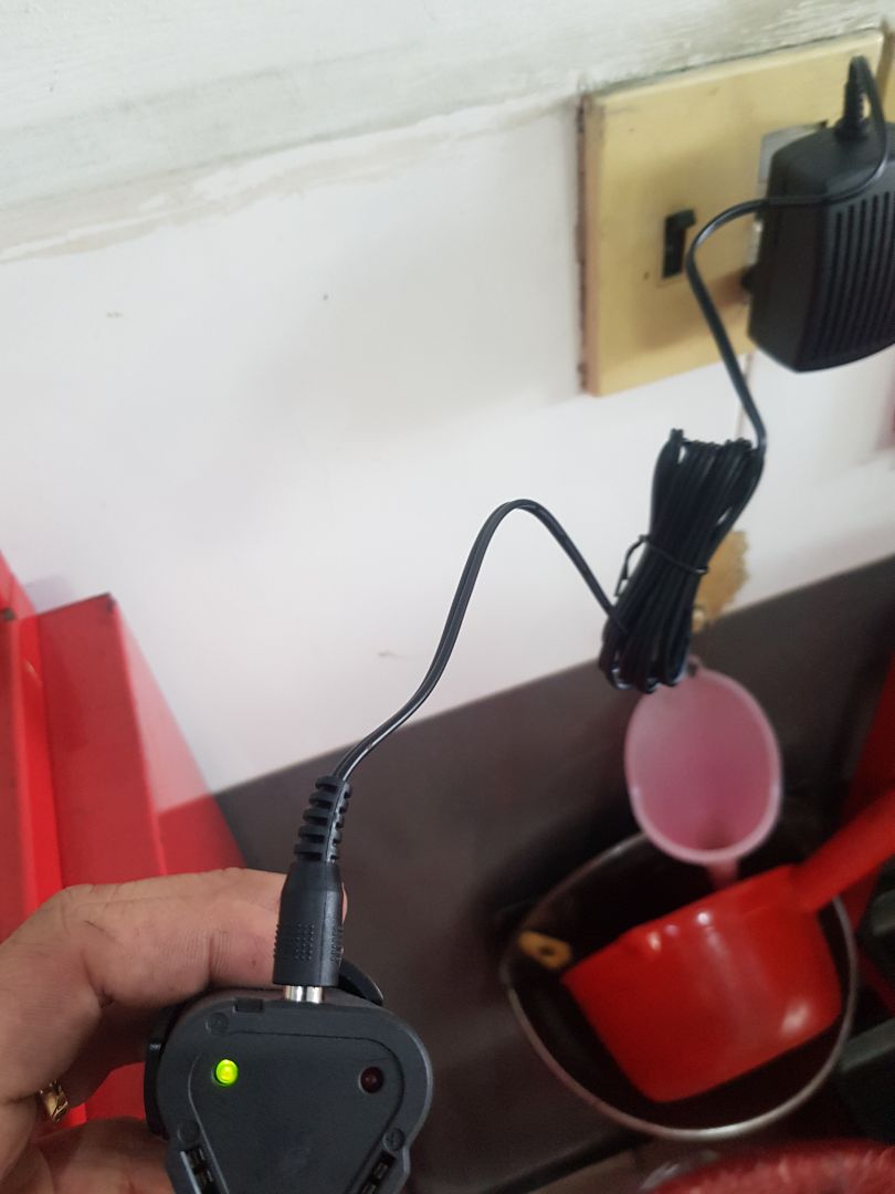 Đả nhận được sản phẩm ! 
Hàng gói đúg như hình đầy đủ sút cầm rất chắc tay, đẹp! Nhưng pin sạc ko vô lúc nào cũng báo đèn màu xanh ! lắp vào súng ko dùng được! Đèn trên súng ko sáng! vậy sao mình sài được đây