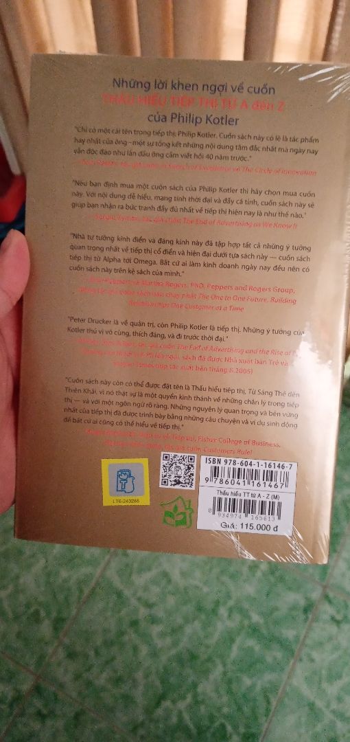 Sản phẩm được bao bọc cẩn thận bởi nhà sách Fahasa như một bưu kiện khi gửi qua bưu điện. Cực kì trau chuốt trong việc gói hàng. Rất hài lòng. Nội dung thì chưa xem nhưng nếu dịch vụ chăm sóc khách hàng tốt như thế này thì sẽ luôn ủng hộ Fahasa và Tiki.