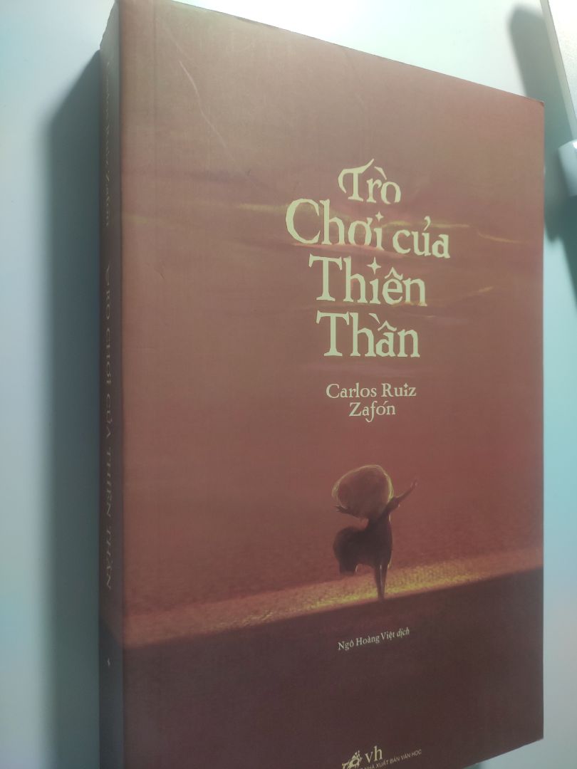 Tuy dịch và chưa đến ngày dự kiến giao hàng nhưng TP.HCM vừa mở cửa mình đã nhận được sách. Luôn thích sách của Nhã Nam, đặc biệt màu giấy rất dễ đọc và tốt cho mắt!