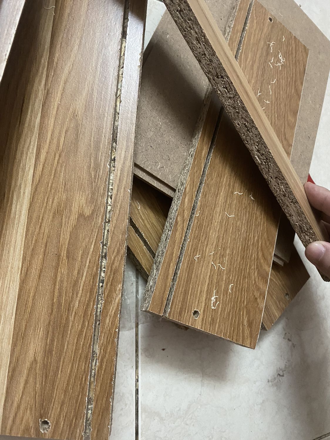 Không ngờ shop bán và giao hàng như vậy lun áh,hàng lỗi,gỗ bong tróc,lổ thì có người khoan rồi,vẫn để và giao hàng
Không nghĩ mở ra như vậy,có đổi và trả ko