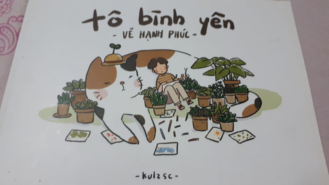 giấy rất dày xịn sò. Hình vẽ cute hột me rất hợp với những bạn iu sự dễ thương. tô bút sáp bút chì ko đc nhé mn bút lông thì tô lên màu đc nhưng cũng ko đều màu cho lắm. nói chug hàng rẻ mà đẹp :) . mong là sẽ có nhiều quyển sách hay như vầy. 96 trang ko biết tô khi nào mới hết ^^