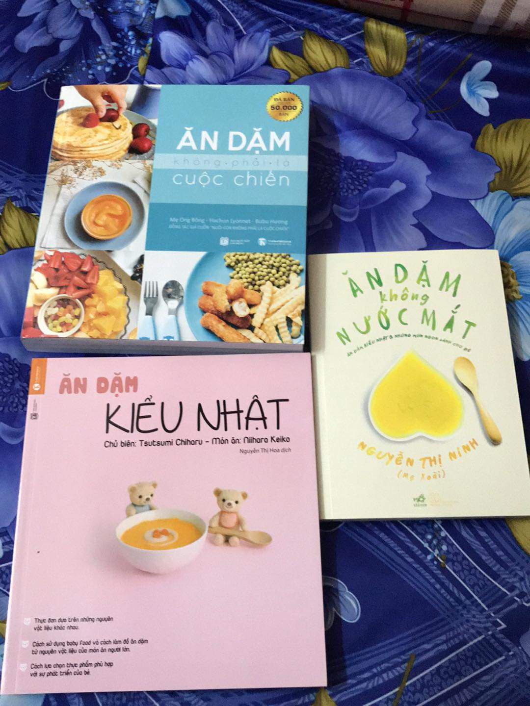 Tiki giao nhầm sách cho mình! Mình đặt 3 cuốn như  quảng cáo. Nhưng khi nhận hàng thì chỉ đúng 2 cuốn. Còn cuốn Phương pháp ăn dặm bé chỉ huy bị đổi thành Ăn dặm không nước mắt. Bình thường Tiki giao hàng rất ổn nên mình ít kiểm tra. Hôm nay mình lại có việc bận nên nhờ người nhà lấy giúp. Về kiểm tra thì thấy bị nhầm sách. Mong sớm nhận được phản hồi từ Tiki.