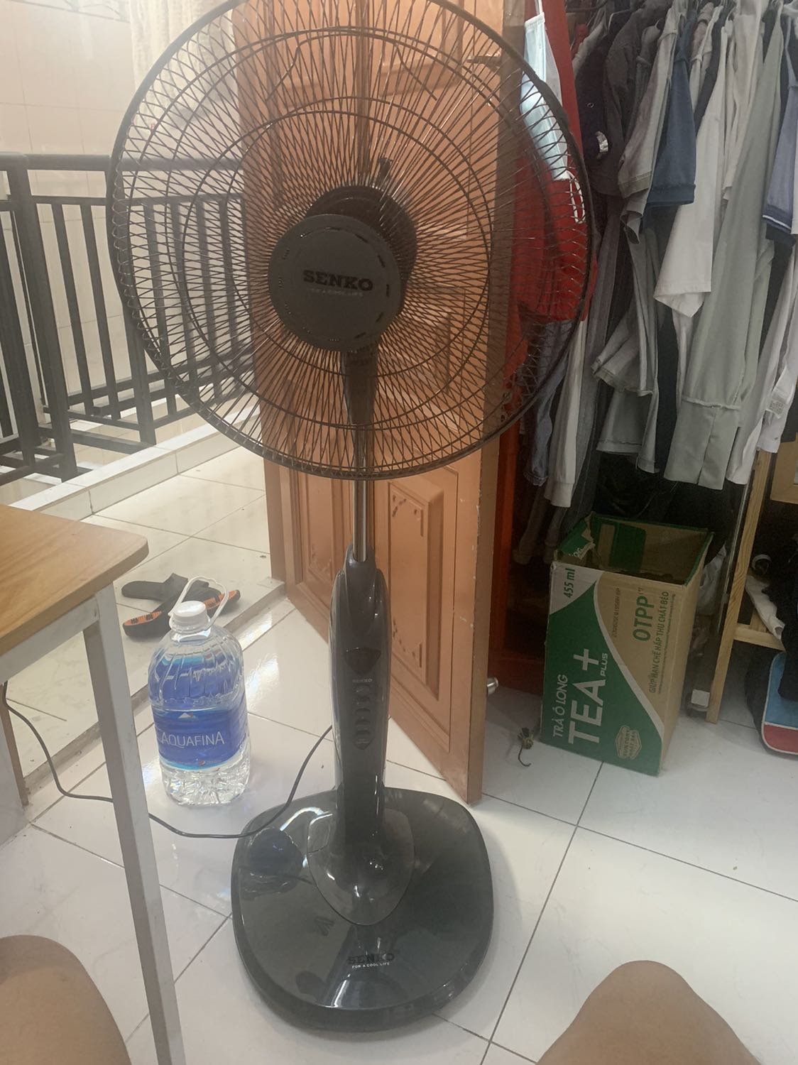 Mùa covid giao hơn 1 tháng mới tới, quạt chạy hơi ồn. 
Quạt đẹp, đóng gói kỹ, dễ lắp ráp