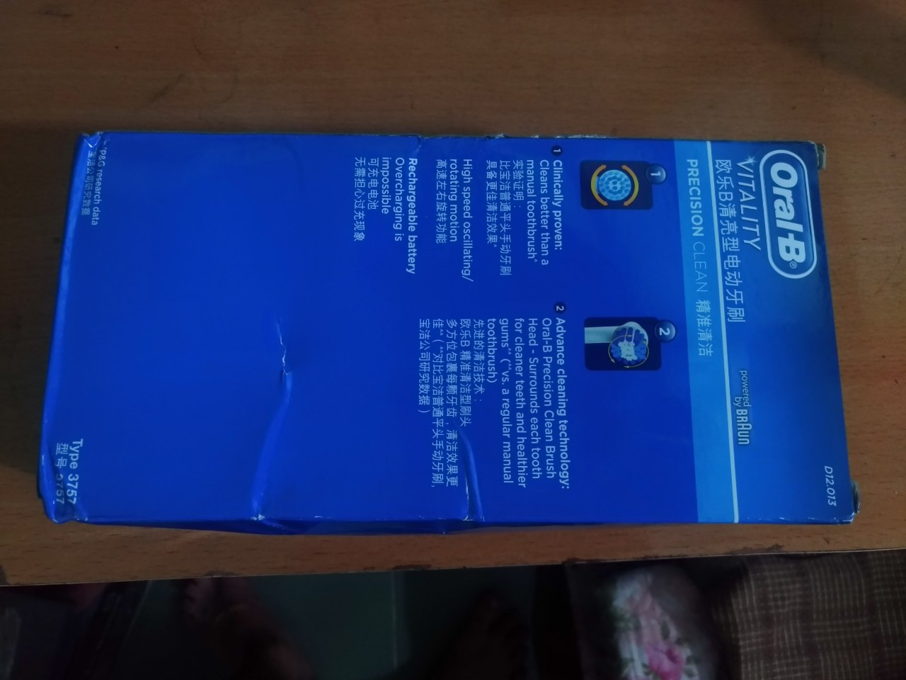 Giao hàng đúng thời gian tuy nhiên sản phẩm đóng gói không cẩn thận, chỉ được bọc 1 lớp nilon bên ngoài hộp dựng bàn chải nên khi vận chuyển hộp bị móp và rách nhưng may là không ảnh hưởng đến bên trong hộp.
Bàn chải cầm khá vừa tay, lực quay bàn chải hơi lớn nên xài lần đầu chưa quen tuy nhiên vẫn sử dụng khá tốt
Hơi bất tiện là do không có đèn báo sạc nên khó nhận biết được lúc sạc