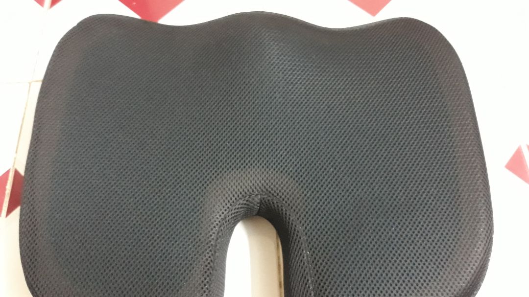 Gối êm lắm ngồi mềm lún. Dưới mặt gối có các gai giữ gối khá chắc chắn ko bị trượt khi ngồi ( Mà ko có gai chắc cũng chả trượt được 😂). Mình nghĩ ai làm văn phòng có xu hướng thoát vị đĩa đệm thì ngồi gối này được. Cảm giác đau mỏi sẽ đến chậm hơn khi ko có gối. Đấy là trải nghiệm riêng mình, hy vọng giúp mọi người chọn được sản phẩm như mong muốn.