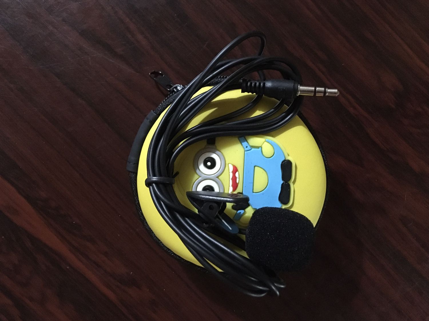 Hơi bất ngờ với hộp đựng Minion :) dây 1m vừa đủ ngồi thu âm tại bàn, không thích hợp quay phỏng vấn. Chất âm tạm ổn!