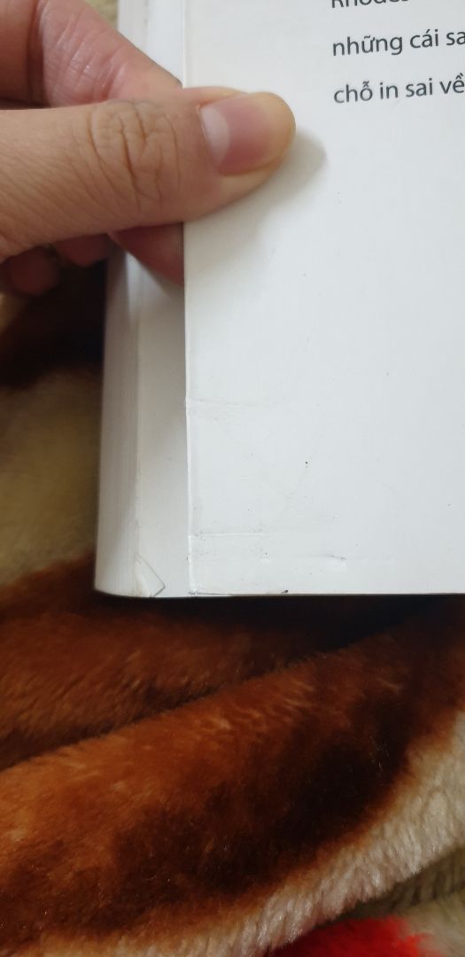 Nhận sách thấy hơi thất vọng. Giấy mỏng tang, in trang trước trang sau nhìn thấy cảm giác rất khó chịu, đã thế còn có nhiều vết bẩn, sách nhận được mà đã bị gập mép giấy. Ko biết có bạn nào bị giống mình không nhưng vì sách hay nên mình mới để 3 sao