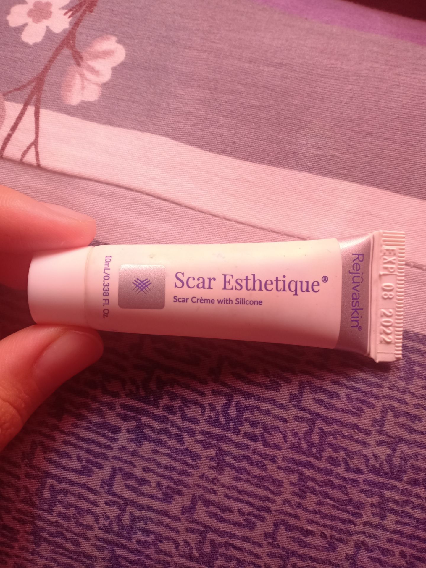 ❤️ Đỉnh của chóp huhu 10/10. Mọi người bị sẹo lồi mau mau thử, sẹo lâu năm không thành vấn đề, chỉ cần kiên trì và đừng để ý nhiều đến vết sẹo quá, lâu nhìn lại tự thấy nó thay đổi. Nhà em dùng 5-6 túyp rồi,  tính cả Scar Esthetique (cho sẹo lõm 9,8/10) ???