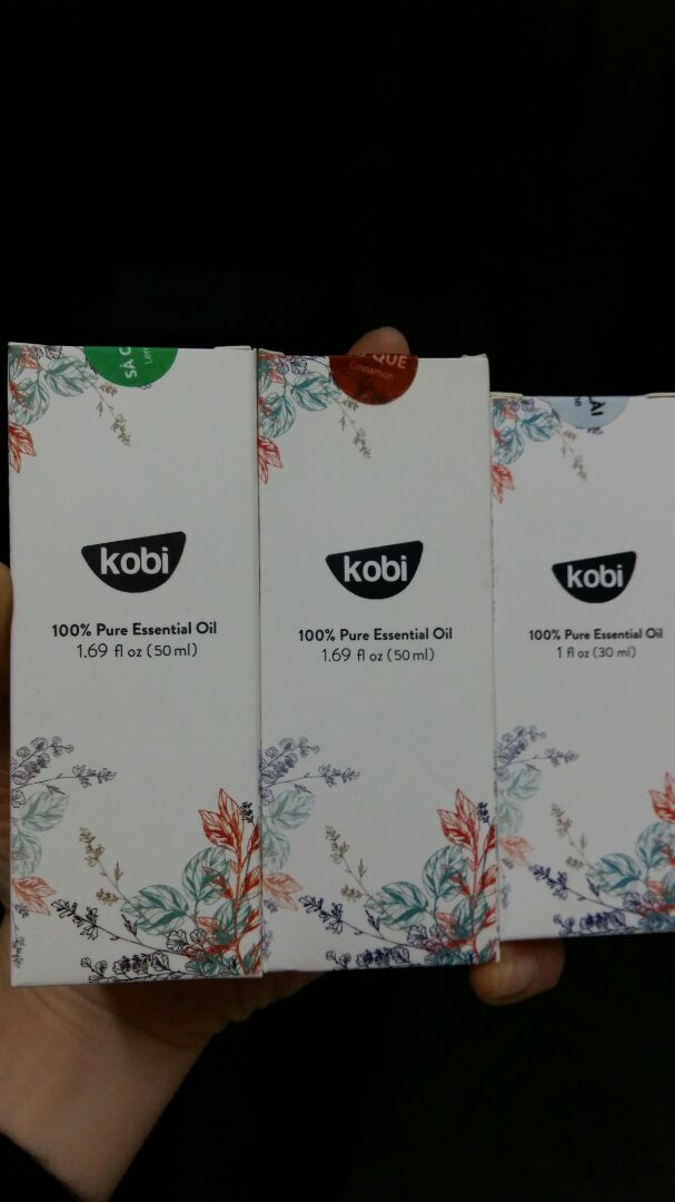 Đã mua hàng của Kobi lần thứ n rồi nên rất yên tâm về chất lượng. Mua trên Tiki nên càng yên tâm hơn! Hương sả chanh rất thơm, hương quế thì chưa dùng nhưng chắc chất lượng cũng okla thôi! 😊. Điểm trừ là hộp đựng bị móp méo, bên trong hộp bọc khá sơ sài, kèm theo sản phẩm có thiệp cảm ơn của Kobi.
Tiki giao hàng thần tốc. Mới sáng sớm vẫn báo giao vào thứ 2 mà trưa trưa đã có hàng.  Anh ship nhiệt tình, nhưng có lẽ do vận chuyển nên hộp bị móp méo. May mà không ảnh hưởng tới lọ đựng. Mọi người nên mua nha!