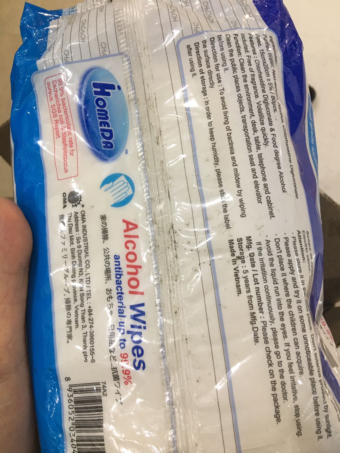 Tiki giao hàng nhanh, đóng gói cẩn thận, sản phẩm dùng ổn, tiện lợi; nhưng gói khăn ướt này chắc để tồn kho cả năm rồi vì bám đầy bụi bẩn, nhìn rất cũ luôn.
