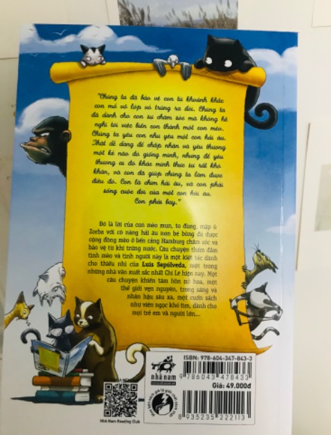 - Tiki giao hàng nhanh. Sách mới, đẹp, ko bị hư hại gì 10 đỉm nha 🤗
- Truyện này hay cực đúng như cái tên thì truyện kể về việc những con mèo nuôi nấng, chăm sóc và tập bay cho hải âu con. Truyện hay vs ý nghĩa lắm nha!!!