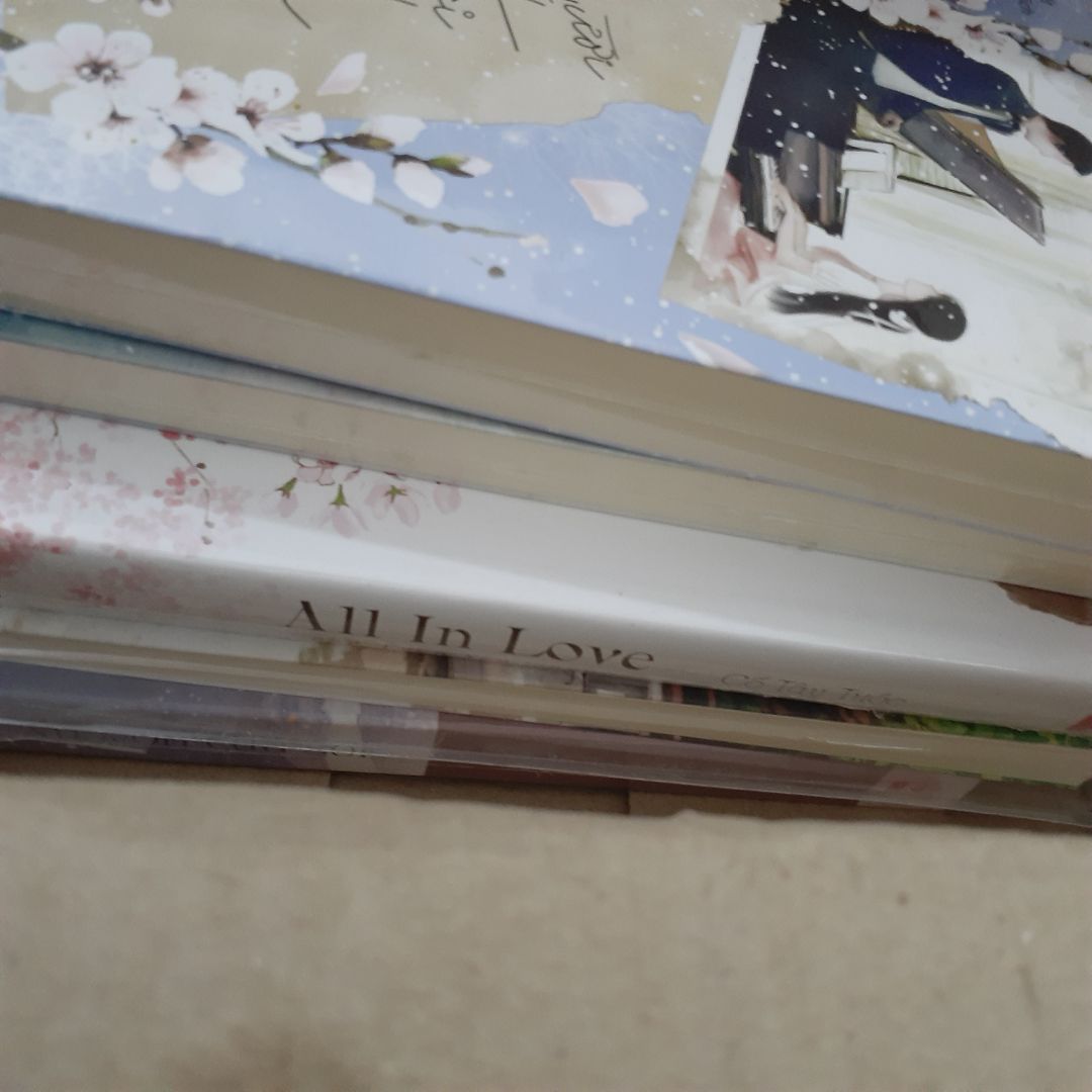 Làm sao cho coi được nha, mua cũng trả tiền đàng hoàng mà cái hộp giao lại rách te tua, sách cũ mèm, dơ trầy tùm lum :))) đã vậy chỉ để trong hộp bình thường, chả có bao bằng bọc chống sốc nữa :))