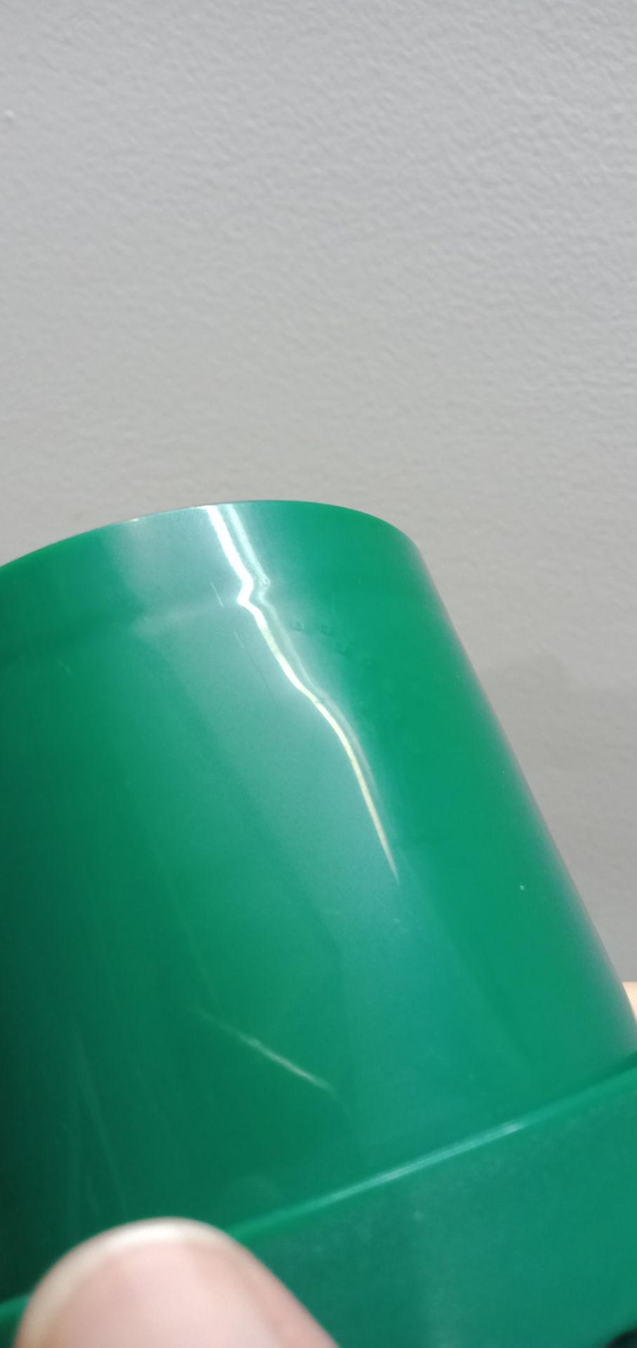 Mình vừa mới nhận hàng ngày hôm nay, và đã mang ra chạy thử. Máy chạy rất ok, nhưng phần cối máy mình lại thấy nó bị phồng và có nhiều vết tròn như thế này, giống hệt như pin bị phồng. Shop xem thử giúp mình xem thế này là bị gì với, máy đẹp mà nhìn thấy thế này lại mất vui.