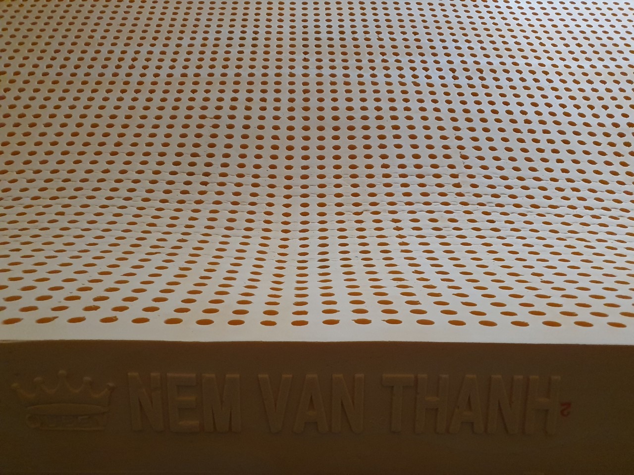 Mua nệm về cho bà vợ bầu nằm mà ôi thôi, cái nệm hôi kinh khủng, nồng nặc khắp phòng. (mùi cao su, pha lẫn mùi kem sữa, kiểu như chét mùi này lên để át mùi cao su)
Ok, mở sách bảo hành và hướng dẫn ra để xem thì có ghi cách nhận biết hàng chính hãng là: Nệm không mùi hoặc mùi hương nhẹ.
Mình tìm tiếp trên mạng thì nói các hãng nệm lớn đều có công nghệ khử mùi riêng, và chỉ cần để thoáng 4h-6h là hết mùi cao su mới.
Và cuối cùng gia đình phải dồn sang phòng khác nằm, nhường phòng ngủ đó cho cái nệm vì mùi quá nồng nặc.
Sau 2 ngày đêm mùi vẫn nồng nặc khắp cả phòng, tìm trên mạng thì có nói đến do 1 là hàng fake, 2 là hàng lỗi trong quá trình khử mùi.
Gọi lên TiKi hỗ trợ và bảo hẹn trong vòng 48h sẽ có người báo lại. Ok thêm 2 đêm ngủ ngoài nữa.
Sau gần 48h gọi lại TiKi sao ko thấy ai hỗ trợ, gọi lại hỏi thì xin lỗi bla bla, vậy thôi tôi trả hàng, hoàn tiền. TiKi ok trong vòng 3 ngày sẽ cho người đến thu hồi, và sau khi thêm 3 ngày ngủ ngoài nữa vẫn chưa thấy người đến thu hồi cái của nợ này về. ( Mùi vẫn nồng nặc mùi cao su, pha mùi kem sữa rất ngạt mũi)
Có thể TiKi không cố ý bán hàng lỗi, nhưng nhà bán hàng cho TiKi đã cố tình tuồn hàng lỗi để bán kênh online thông qua TiKi.
Vậy nên các bạn cân nhắc khi mua sản phẩm này, cũng như TiKi cân nhắc lại nguồn hàng.
Ai mua về vẫn bị hôi sau cả tuần để phòng thì trả lời đây luôn cho mọi người biết nhé