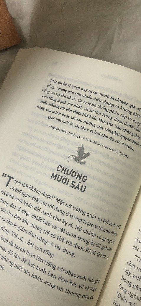 Sách siêu đẹp ạ! Cảm ơn Trẻ đã thầu series này huhu bản dịch cứ phải gọi là xuất sắc luôn ạ! Mong trẻ sẽ mau mau ra p3 của bộ truyện này ạ! Cảm ơn Trẻ rất nhiều vì đã ambg lại trải nhiệm tuyệt zời cho ng đọc