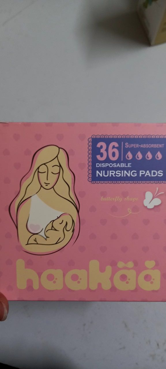 Mình đang dùng miếng lót thấm sữa, vào thấy miếng lót hứng silicone nên đặt thử 1c dùng thử xem thế nào. Cảm nhận ban đầu thấy khá mềm, hộp đựng nhìn cũng khá xịn. Mình sẽ dùng nếu phù hợp sẽ mua nốt cái bên còn lại :') :')