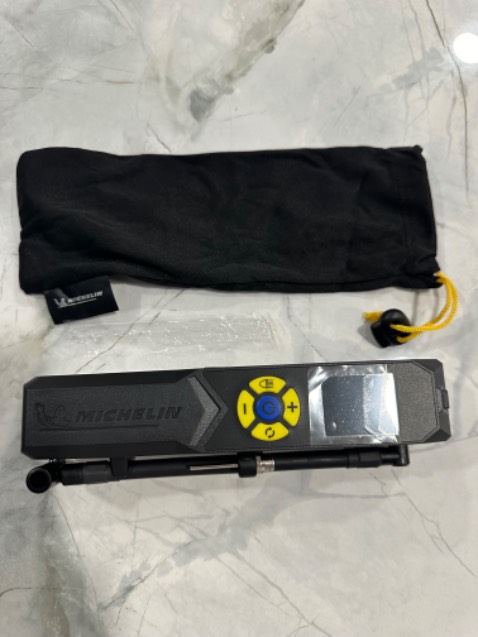 Đã *** bơm xe máy, rất là ok. Nhỏ gọn rất tiện lợi. Đã *** bơm xe máy, rất là ok. Nhỏ gọn rất tiện lợi.