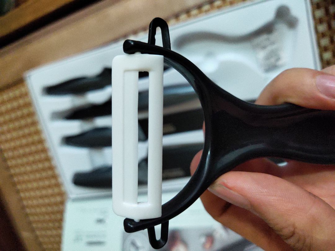 Nhìn tổng quan thì đẹp lung linh. Ban đầu cứ nghĩ dao nhỏ thôi ai ngỡ khá to nên dùng được rất nhiều việc. Bộ dao có thêm dụng cụ gọt hoa quả rất hữa dụng. Đáng để mua