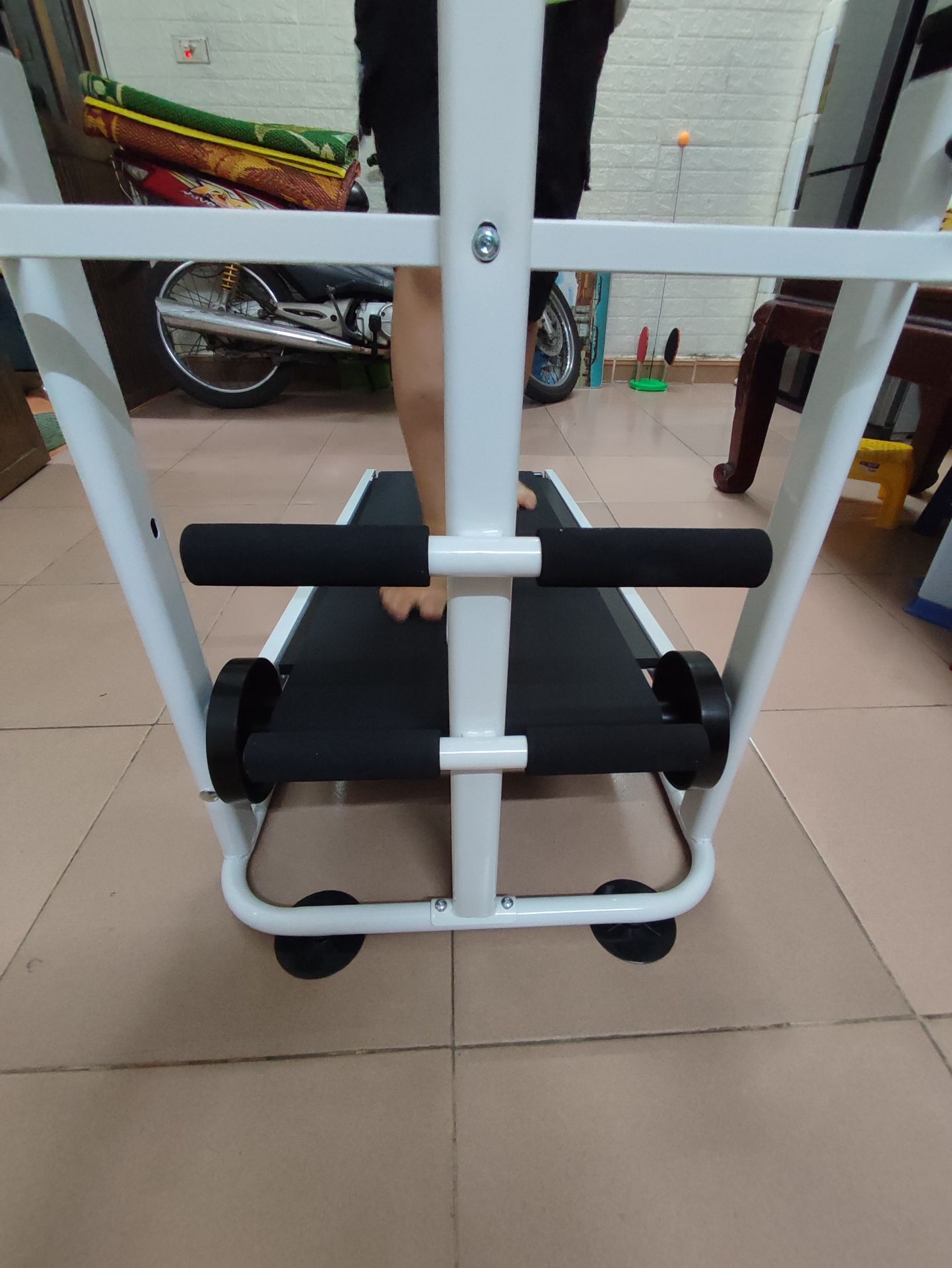 Ban đầu chưa quen nên hơi trượt, tập 1 lúc quen là ổn ngay, trẻ em tập cũng rất ok nha. Máy có báo thời gian, khoảng cách...để theo dõi quá trình tập. Máy cơ nên tập 1 chút đã mệt và toát hết mồ hôi rồi. Gập được lại nên để góc nhà gọn gàng, máy có bánh xe di chuyển dễ dàng, có hỗ trợ gập bụng xoay eo. Tuy nhiên phần tay cầm hơi ọp ẹp tý. Nhìn chung hài lòng so với giá tiền :)