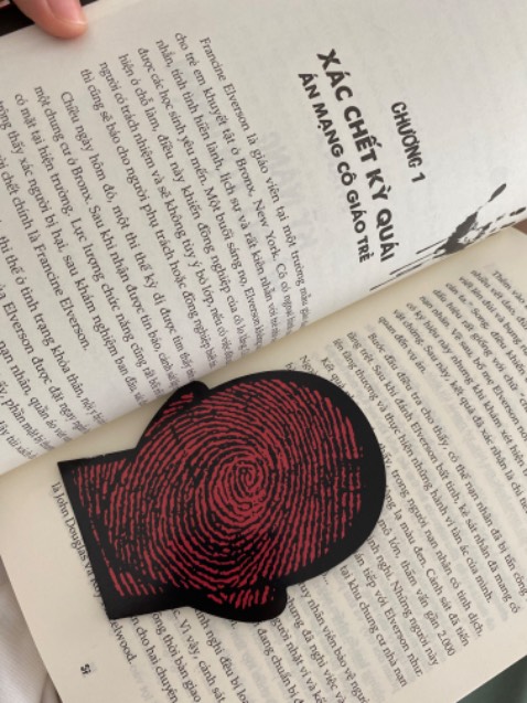 Tiki giao hàng cực nhanh ạ, mình đặt từ sáng mà tầm trưa chiều đã giao đến nơi rồi 😍 Sách được bọc cẩn thận, không bị móp, bookmark đẹp. Về phần nội dung, mình cảm nhận đọc khá rùng rợn, không khuyến khích đọc buổi tối 🥲 tên sách về chủ đề phân tích tâm lý tội phạm nhưng mình thấy chưa đào sâu nhiều, chỉ nói khá sơ sài. Chủ yếu là giới thiệu các vụ án kinh hoàng huhu