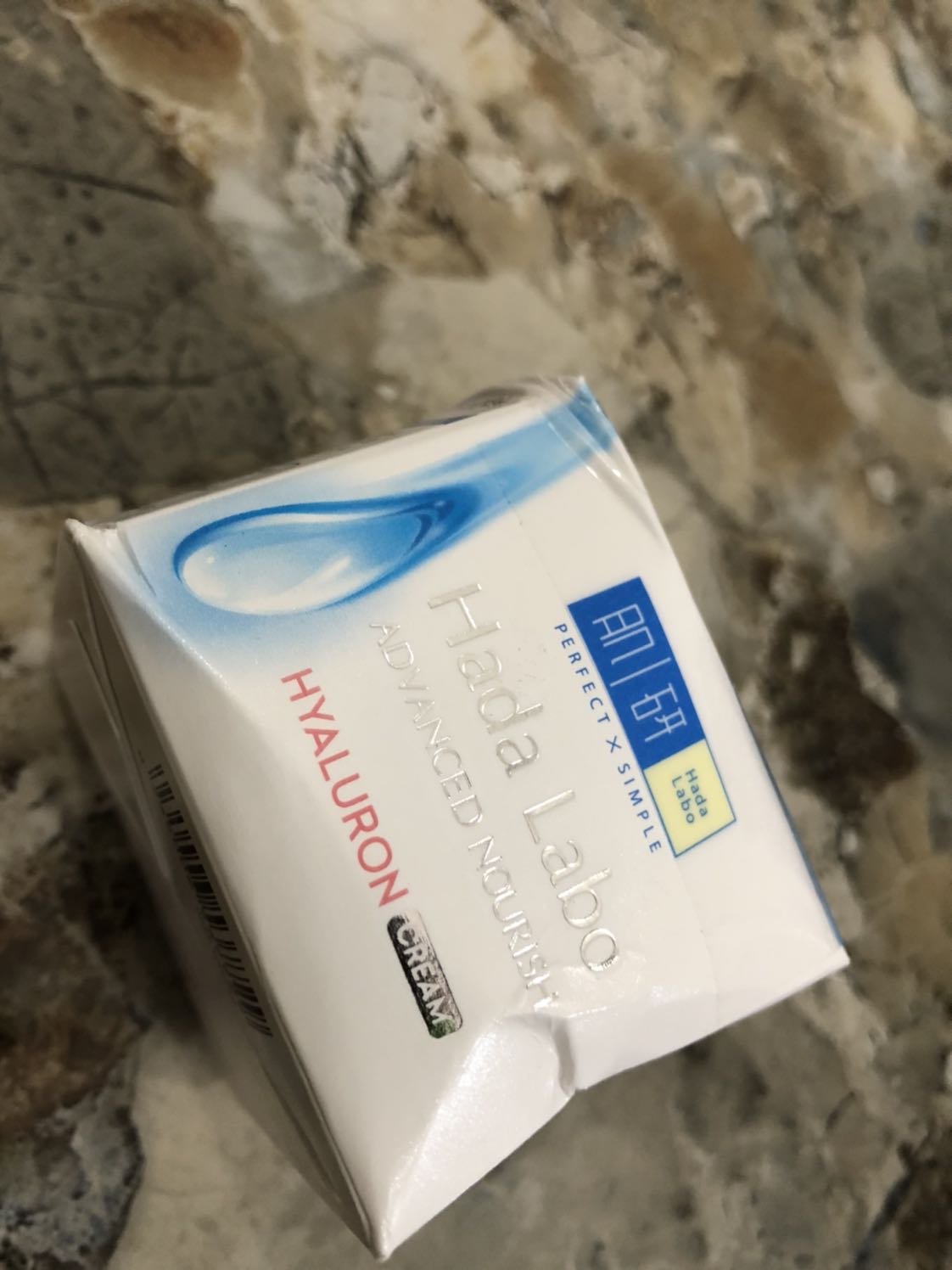 Tiki luôn giao hàng nhanh 
Vận chuyển méo móp cả hộp ngoài hộp trong 
May mắn không ảnh hưởng đến hũ kem bên trong