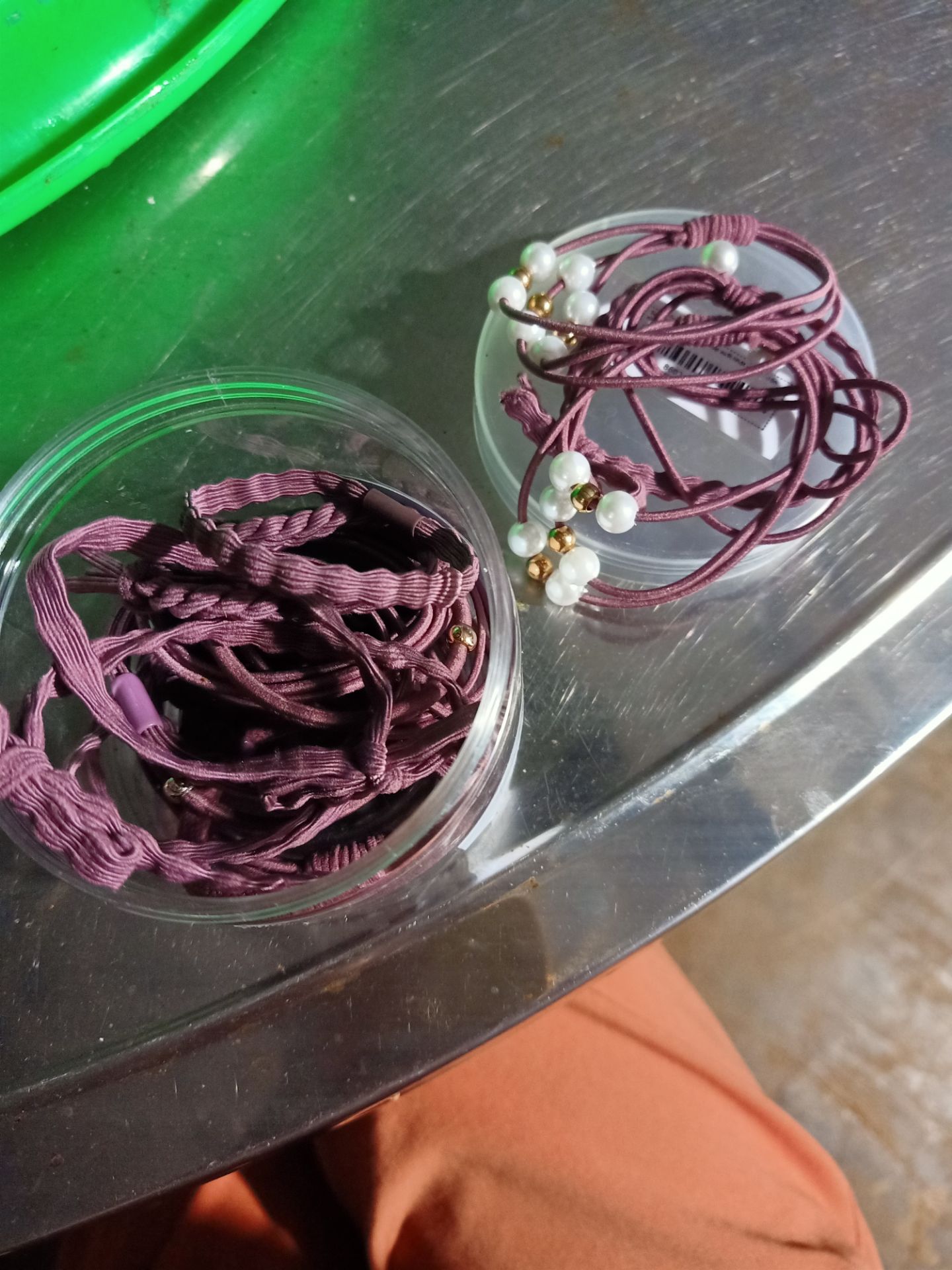 ghi 24 dây nhiều màu mà giao 22 dây 1 màu, mà nhìn sản phẩm nhìu mẫu đẹp, toàn giao mẫu k hột, đã vậy còn giao 2 cọng dây thun y hình hỏi chịu đc không