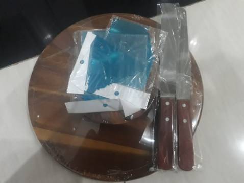 Shop giao hàng siêu nhanh , đóng gói sản phẩm chắc chắn , đế làm bằng gỗ rất đẹp và chắc tay , còn kèm các loại dao làm bánh rất tiện luôn