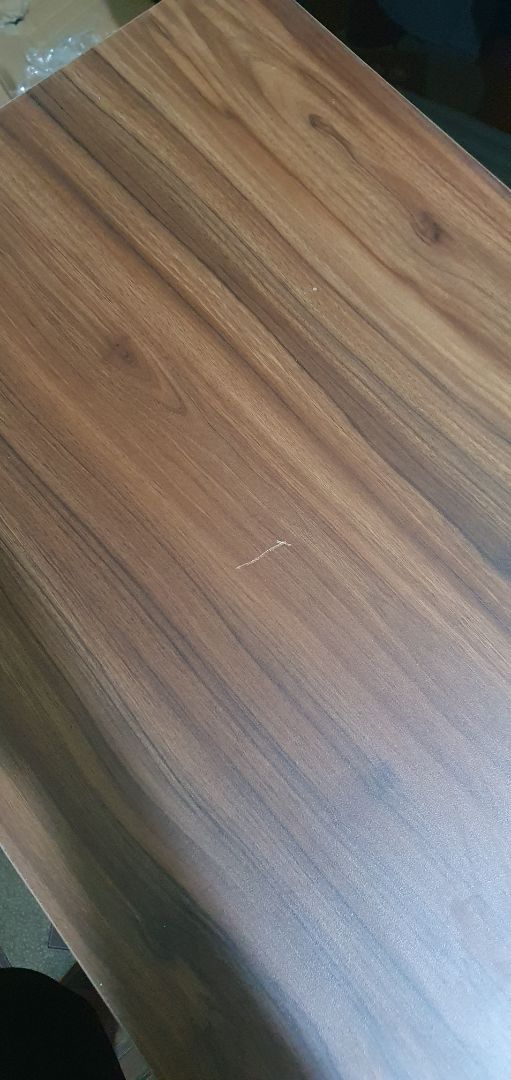 Mặt bàn viếi xước to quá. Lỗ khoan mặt bàn cũng lệch, lỗ khoan thanh nhỏ bị lệch r shop, k thể vít đc. loay hoay cả tiếng cho lỗ nó rộng ra mới được. Sắt đỡ thiết mạng vít sẽ móp. Lắp xong có vẻ chắc chắn và thăng bằng. Không ọp ẹp. Giao hàng nhanh hơn 2 ngày. Cho 3 sao thôi nhé.