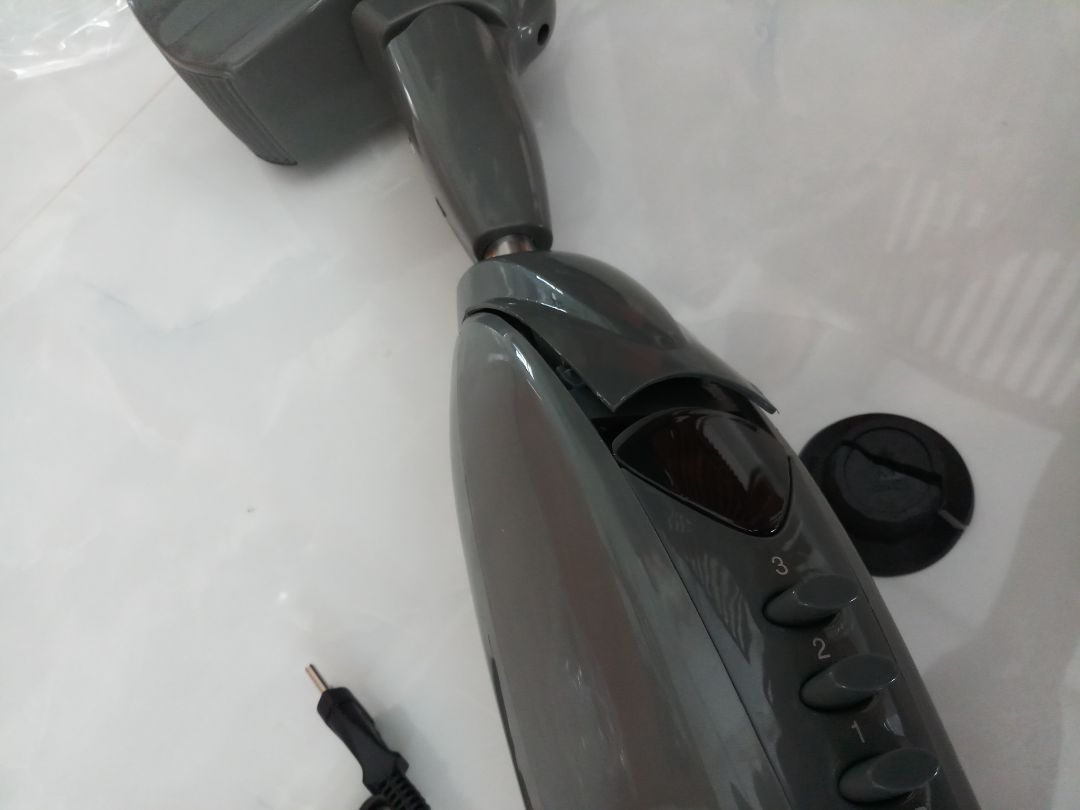 mới mở hộp kiểm tra đã thấy linh kiện vỡ móp như hình. gọi lên tổng đài thì bảo chờ 2-3 ngày , trong khi đó người giao hàng tiki ở ngay đó ko chịu lấy về.