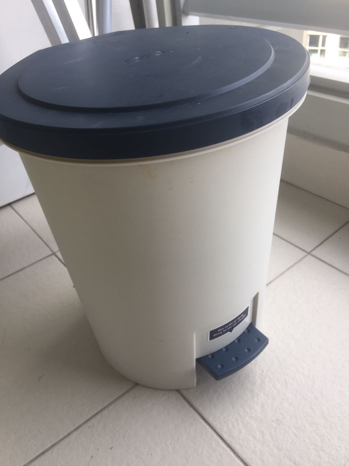 Sản phẩm đẹp, giá tốt, đóng gói cẩn thận và giao hàng nhanh. Điểm còn bất tiện là pêdan mở nắp hay bị tụt vào. Nếu có thêm chốt cố định lại thì sẽ hoàn hảo.