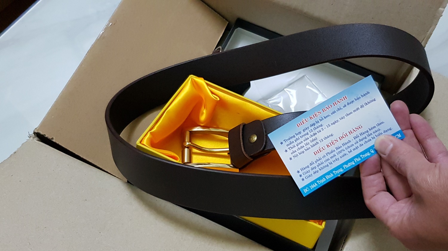 Dùng tốt, chất da ổn trong tầm tiền. Được cho thêm cái móc chìa khóa 2 mãnh da. 
Dây hơi dài nên phải tự cắt bỏ nếu bạn nào bụng không to.