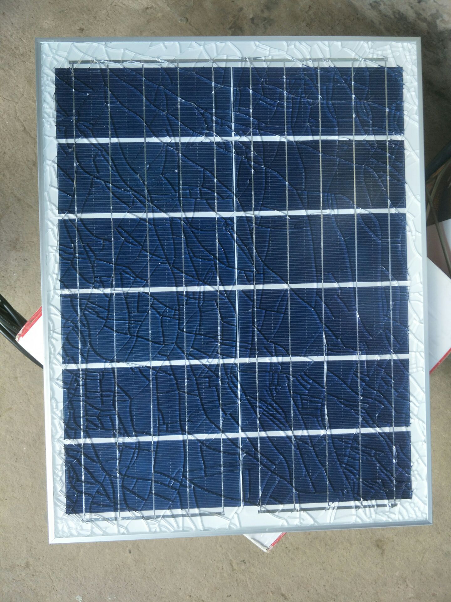 Tấm pin năng lượng bị bể nát mặt kiếng hết rồi Shop ơi! Nhân viên ship ko cho kiểm tra hàng trước. Shop cho đổi lại cái khác nha Shop?