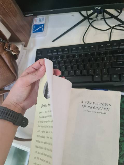 Mỗi lần mua sách, mình đều tìm đến tiki, dù biết có những kênh khác rê hơn. Nhưng đôi với mình chất lượng sách đảm bảo vẫn hơn cả. Nhưng lần này nhận sách rất thất vọng, để gập mép bìa sách hằn nếp, bọc sách thì sơ sài, nhất lại trong mùa mưa nữa. Nên sau trải nghiệm lần này, mình sẽ cân nhắc lại có nên chọn tiki làm địa chỉ mua sách ko. Vì cũng thời điểm mình mua sách, người bạn mình cũng đặt sách tặng mình ở kênh khác thì bocn sách rất cẩn thận á