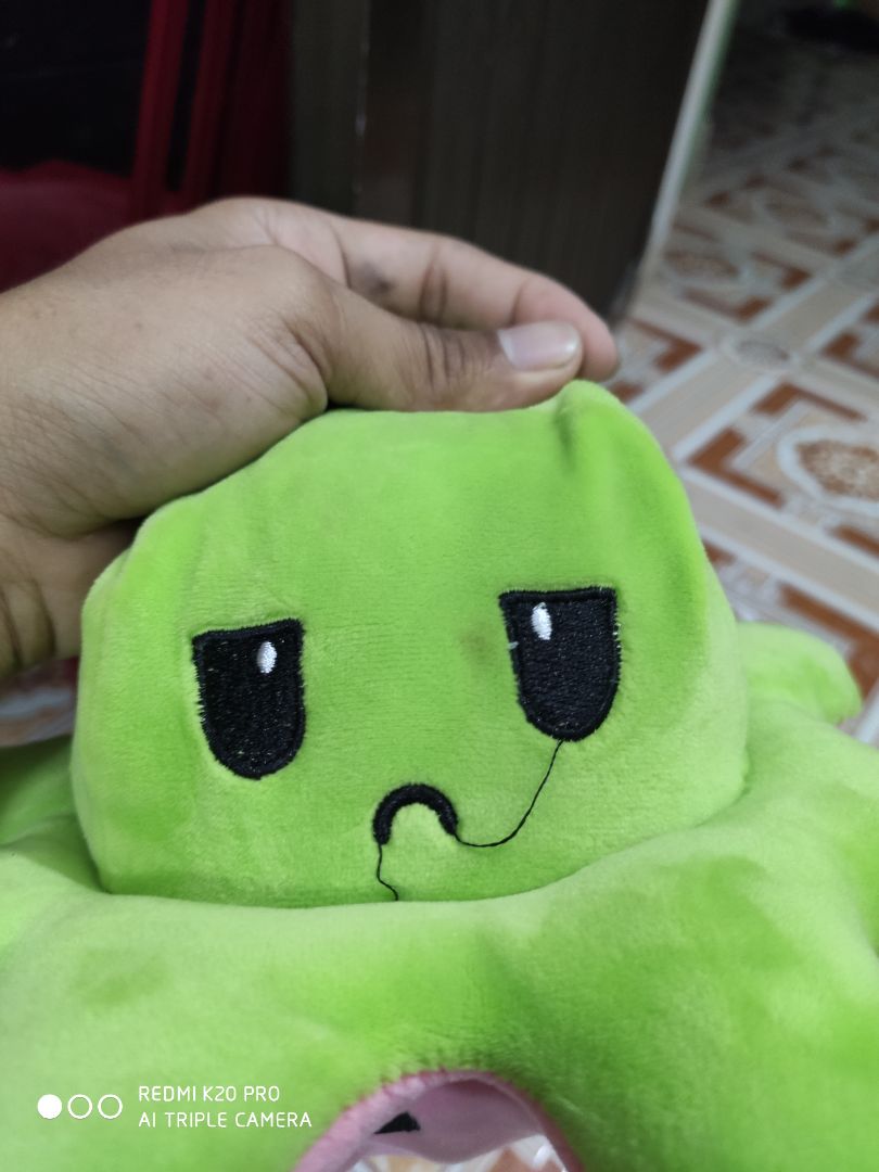 Quá thất vọng!!!
Mình mua màu xanh dương với màu hồng mà khi nhận hàng màu xanh lá cây,chưa hết đường chỉ thì ko cắt bỏ và còn sút chỉ 2 chỗ,còn dính vết bẩn nữa.thật sự không hiểu shop làm ăn kiểu gì nữa làm như vậy có thấy *** không??