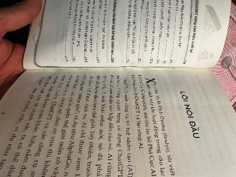 cảm giác cầm một cuốn sách tới 169k mà keo dán gáy ko được tốt, trang sách mở ra bị cong.