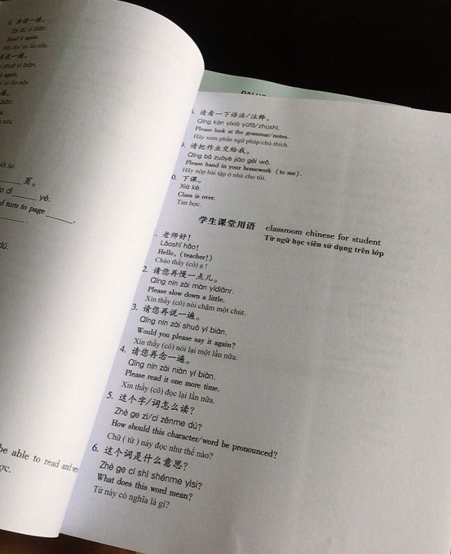 Eo đùa. Mình thích đi TQ lắm. Nhưng bản thân lại ngại học tiếng vì cho rằng nó khó. Nhưng chính niềm đam mê được khám phá TQ mà mình quyết định tìm hiểu và mua bộ sách này về học. Ai dè tự học mà nó lại hiệu quả *** luôn các bạn ạ
Sách trình bày dễ hiểu, có tiếng anh đi kèm và cả bài tập tự luyện về cả viết chữ và đối thoại.
Bạn nào có tiền thì nên mua chọn bộ 6 quyển luôn. Như mình thích đọc cả sách khác nên chỉ đủ tiền mua 2 quyển(tập 1) thôi? nhưng nhất định sẽ mua các quyển còn lại