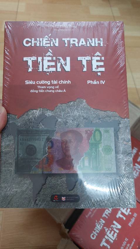 Bọc khá đẹp và chắc chắn ạ, ncl ko bao h lo khi mua ở tiki trading, mà giá mua ở ở đây rẻ hơn nhiều so với nhà sách khác và các sàn thương mại điện tử khác 🥰