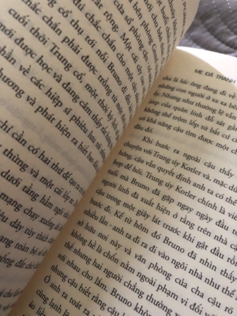 Nội dung ý nghĩa, bổ ích, dễ đọc dễ thẩm mình nghĩ cả những bạn ít khi đọc sách cũng có thể đọc được. Sách về chiến tranh phân biệt người Do Thái Phá xít các thứ nhưng dưới góc nhìn của cậu bé 8 tuổi nên rất nhẹ nhàng k hề nặng nề 
Bìa lúc nhìn ảnh mình k ưng tí nào nhưng lúc về tay thì xinh hơn ảnh nhiềuuuuu
Sách cũng k bị bóp méo hay bẩn xây xát gì
Nói chung lần sau ủng hộ shop tiếp:)))