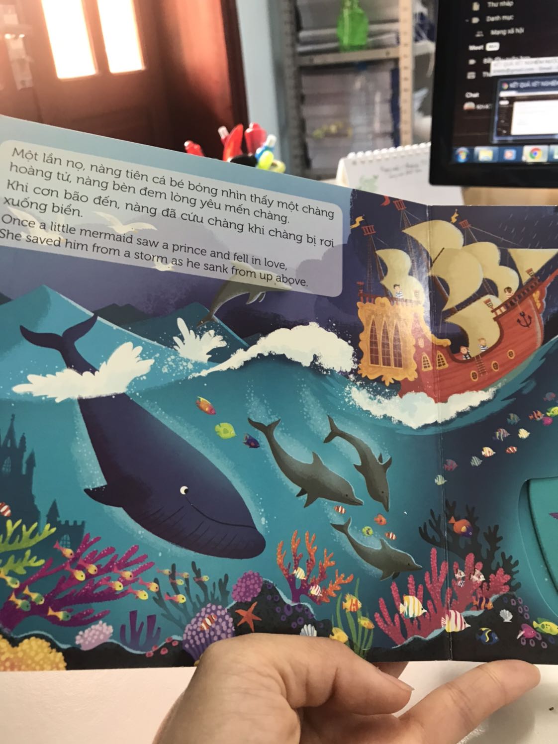 Lần đầu nhận sách bị lỗi, tiki đổi trả rất nhanh. Nội dung sách là song ngữ anh việt, nội dung câu chuyện ngắn gọn để trẻ bước đầu làm quen.