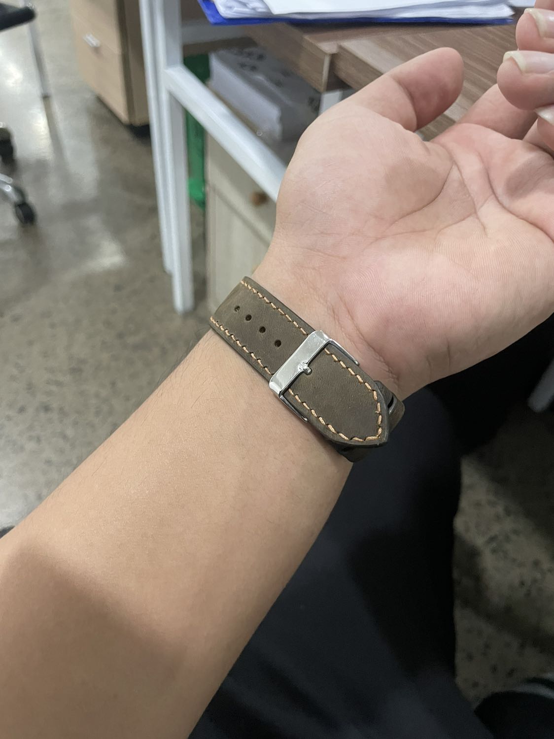 Dây tốt, đẹp, nhưng khá ngắn so với cổ tay to nam, ngắn hơn dây hãng khá nhiều:(( hơi buồn