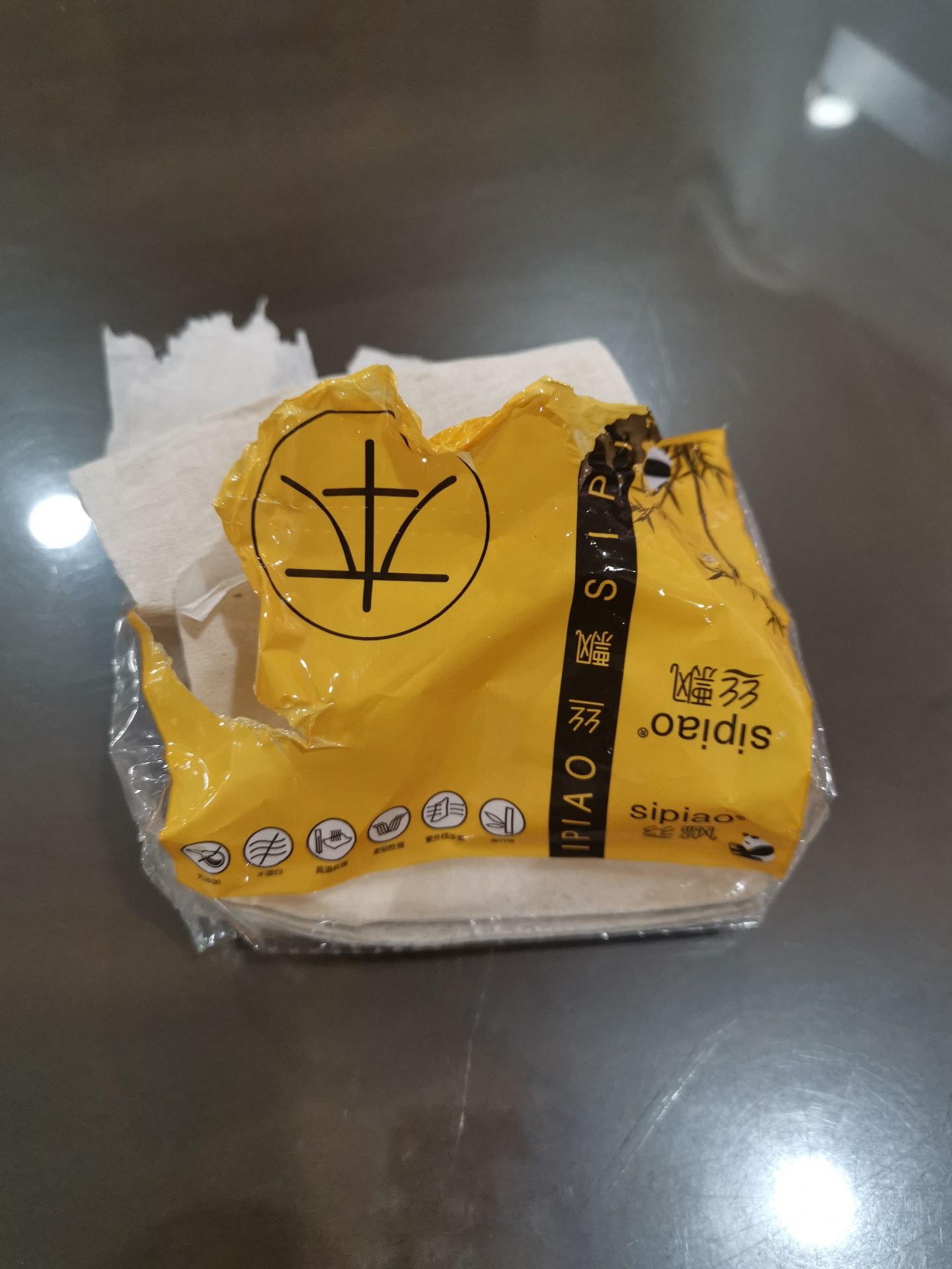 Giấy rất mủn, chất lượng rất kém (hàng nhái), giấy dính liền vào nhau rất khó xé tách rời. Tôi không nghĩ trên tiki lại cho lưu hành sản phẩm kém chất lượng như này.