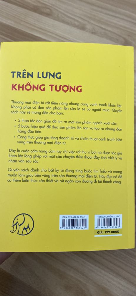 Thực sự rất bất ngờ với tốc độ giao của sách, mình mới đặt buổi tối ngay ngày mai đã có sách trên tay rồi. Sách cập nhật những kiến thức cơ bản và chi tiết về thương mại điện tử, hướng dẫn bạn đọc theo cách cầm tay chỉ việc, rất phù hợp cho các bạn quan tâm lĩnh vực này. Chữ to rõ ràng, giấy hơi vàng đọc dịu mắt. Hy vọng sẽ sớm có trọn bộ 4 cuốn của anh Phong :))