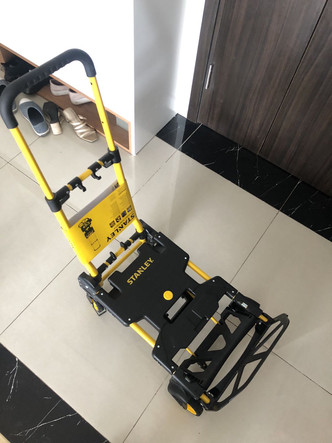 Sản phẩm chắc chắn, mới thử các chức năng đóng mở gấp gọn thì thấy dễ thao tác. Xách được bằng 1 tay dù không nhẹ lắm khoảng 7kg.
Hy vọng đắt xắt ra miếng ! Sản phẩm chắc chắn, mới thử các chức năng đóng mở gấp gọn thì thấy dễ thao tác. Xách được bằng 1 tay dù không nhẹ lắm khoảng 7kg.
Hy vọng đắt xắt ra miếng !