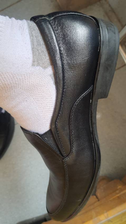 Kiểu dáng nhìn được, chất liệu da quá cứng, đi đau chân