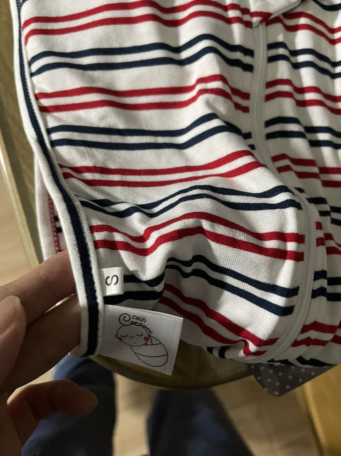 Nay mới nhớ ra để viết nhận xét cho shop 
Mình đặt nhầm size inb shop đc shop hỗ trợ đổi trả , tuy đổi ko đúng màu mình chọn nhưng thôi ko sao ,shop nhiệt tình dễ thương , sp xài tốt bé mình ngủ ngon và sâu giấc ko bị giật mình, chúc shop buôn may bán đắt