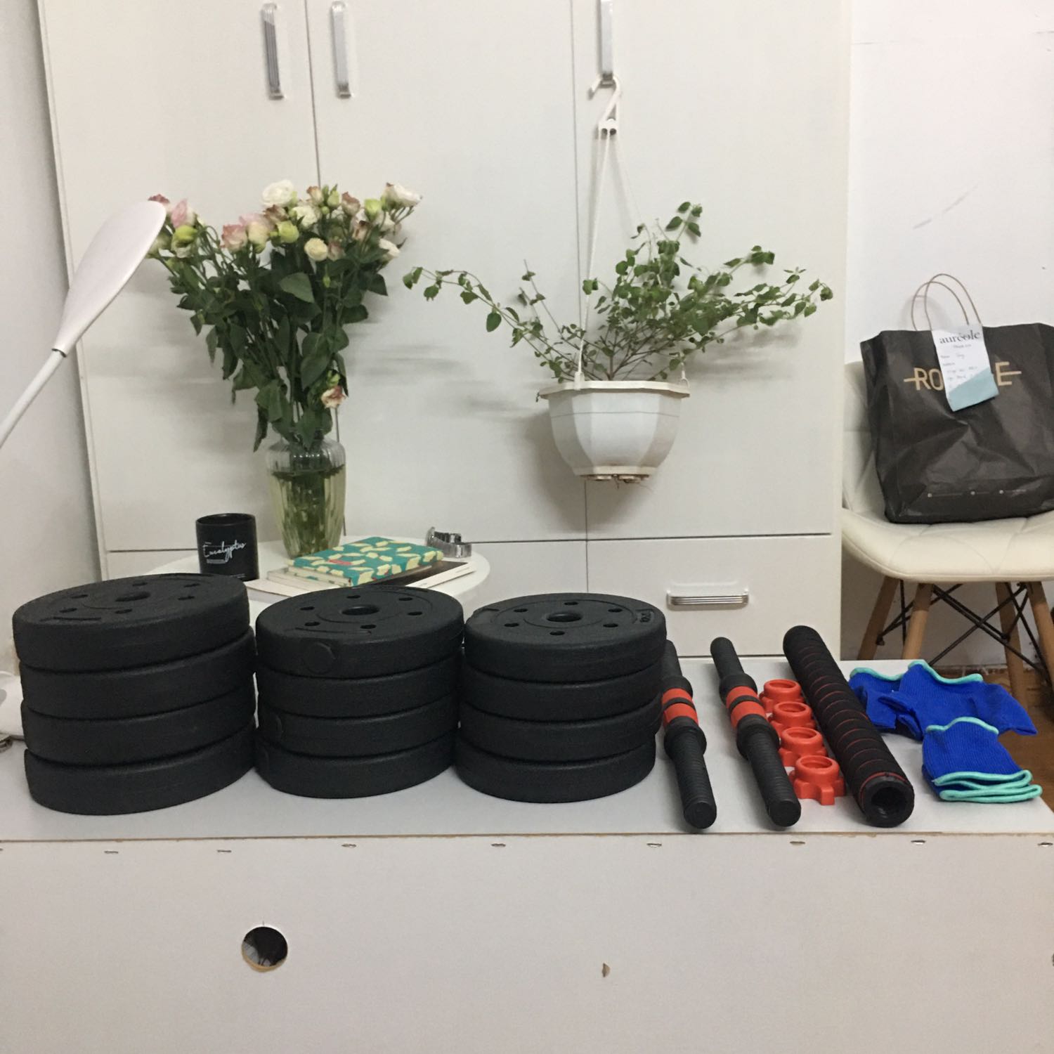 Thật sự cực kỳ hài lòng. Sản phẩm bọc bằng 3 lớp rất cẩn thận. Sản phẩm sạch sẽ và cầm chắc chắn. 1.25; 1,5; 2kg mỗi loại 4 cục. Tay đơn tay ngang đầy đủ. Còn được tặng kèm băng đô tay và găng tay. Thật sự rất vui và cảm thấy đáng đồng tiền bỏ ra. Cám ơn nhiều!