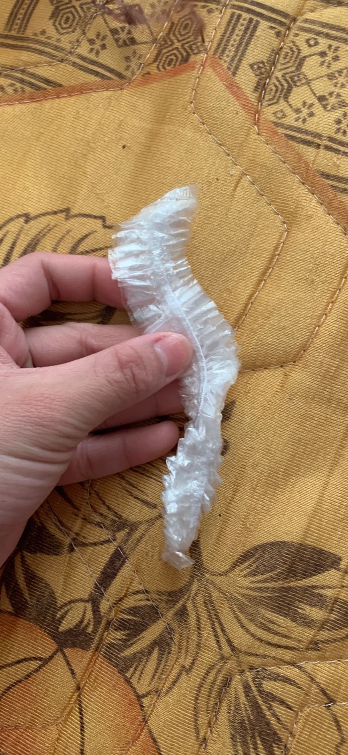 Sản phẩm được để trong 1 túi day rút tiện lợi. Dùng để bọc thực phẩm hoặc có thể dùng như nón trùm đầu khi tắm