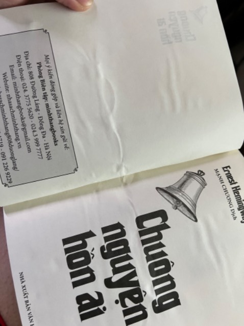 bìa cứng nhưng đóng gáy hơi chán. mở ra cứng ngắc ko khác gì bìa mềm. mấy trang đầu còn bị nhăn. 
in nội dung hơi sát lê dưới nhìn hơi khó chịu.
được cái font chữ vừa mắt dễ đọc.
mua sale nên cho 4*.