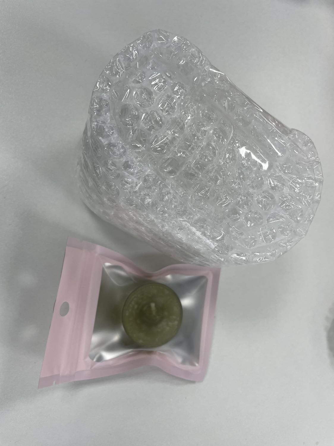 Giao hàng khá nhanh, đóng gói đẹp và chắc chắn, chưa dùng nên chưa biết mùi hương thế nào, nhìn chung thấy rất hài lòng