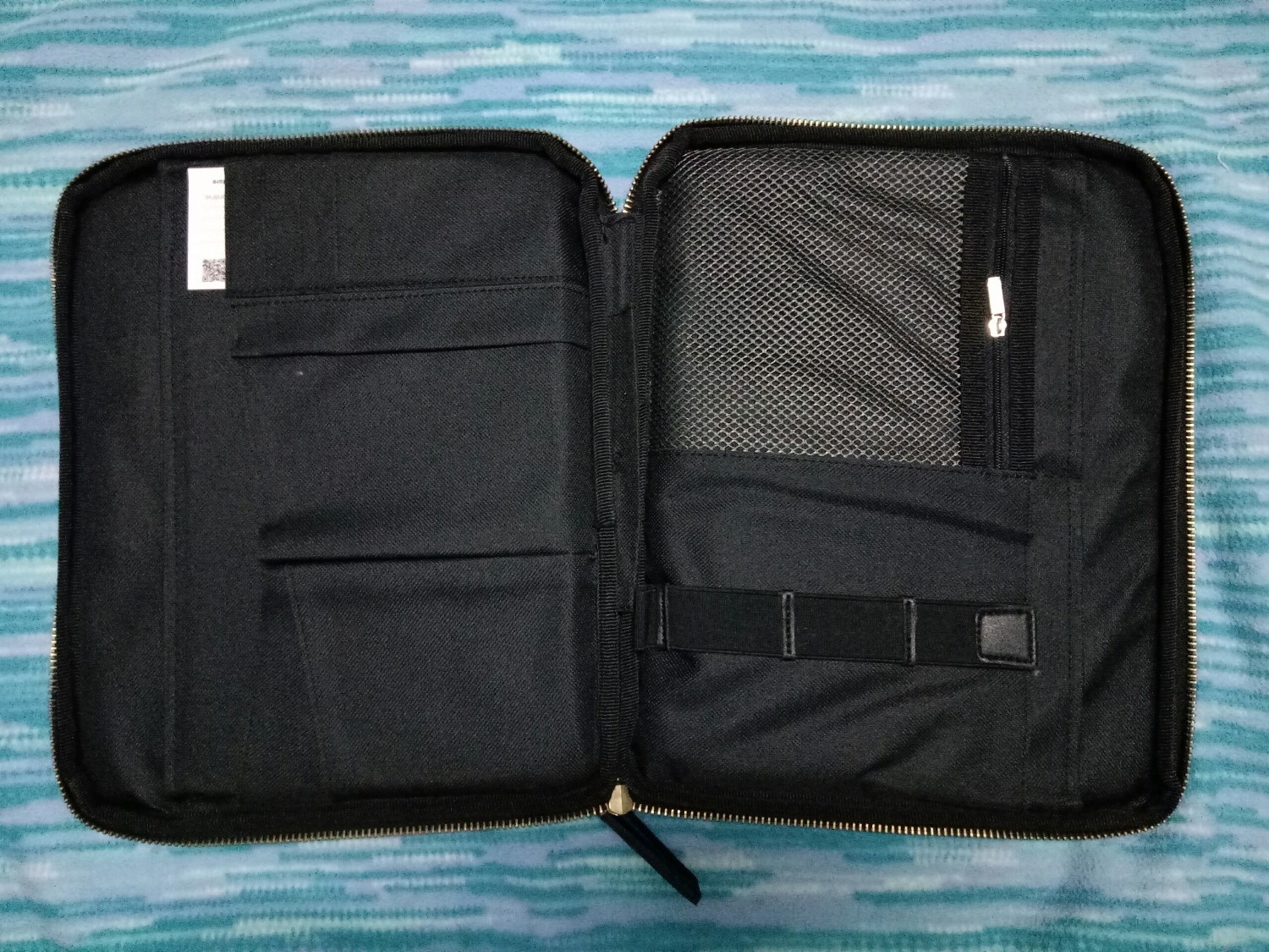 Kiểu dáng trẻ trung, nhỏ gọn, nhìn năng động. Chất liệu da tốt, dây kéo chắn chắn. Bên trong các ngăn thiết kế đa dạng để chưa được nhiều loại đồ dùng. Sản phẩm như mô tả. Sẽ ủng hộ shop.